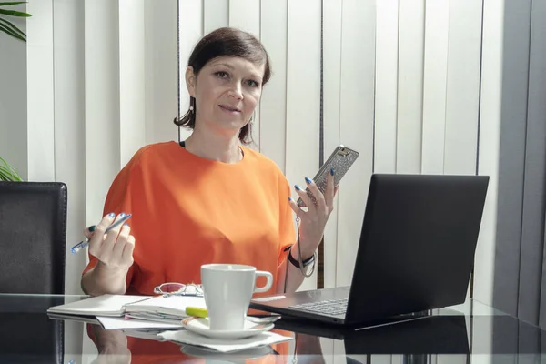 Mujer Negocios Feliz Trabajando Con Telfono Mvil Ordenador — Stockfoto