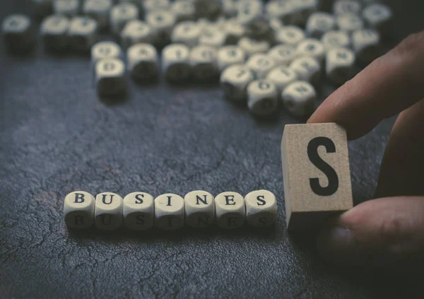 Cubos de madera con letras en fondo negro formando la palabra bondad