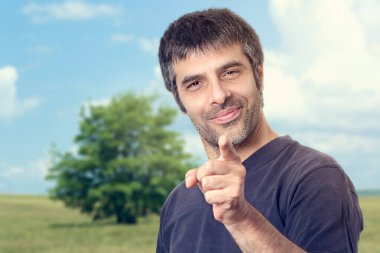 Dışarıdaki adam parmağıyla işaret ediyor.