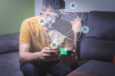 Seyahat planı. Kanepede oturan bir adam tatil gezisi için cep telefonunda uçuş arıyor. Dünya ve etrafında dönen uçaklar ile grafiksel vektör gösterimi