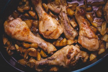 Lezzetli tavuk resmi, kızarmış tavuk butları ve koyu bir arka plan. Ev yapımı yemek..