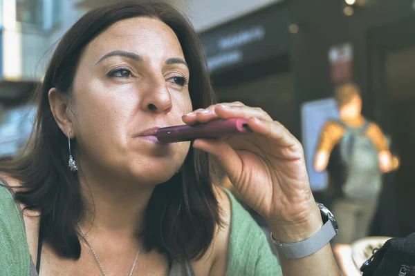 Сучасний Шарм Брюнетка Жінка Насолоджується Електронною Сигаретою Сонячному Відкритому Кафе Стокове Фото