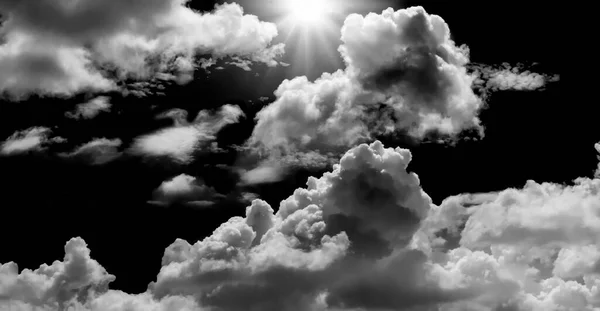 大きな白い雲 雲は黒い空に浮く白い雲の質感で隔離された 黒空の自然背景 白と黒 — ストック写真