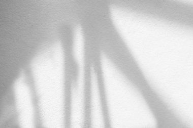 Beyaz duvar arkaplanındaki pencerenin soyut ışık yansıması ve gri gölgesi, arkaplan ve modelleme isteği için koyu gri ve güneş ışığının köşegen geometrik örtüsü