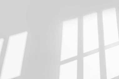 Pencerenin beyaz duvarında gri gölge ve ışık bulanık arkaplan. Oda arka planında koyu gri gölgeler, monokrom, arka plan ve maket isteği için gölge örtüsü etkisi