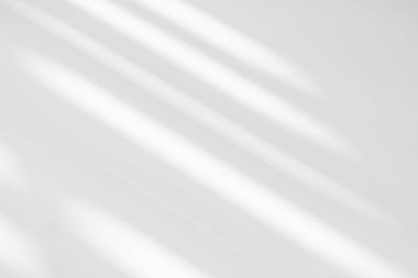 Pencerenin beyaz duvarında gri gölge ve ışık bulanık arkaplan. Oda arka planında koyu gri gölgeler, monokrom, arka plan ve maket isteği için gölge örtüsü etkisi