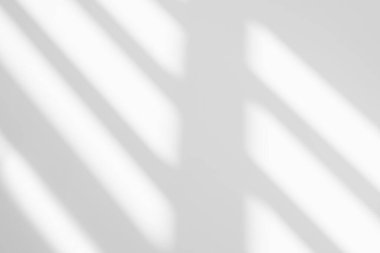 Pencerenin beyaz duvarında gri gölge ve ışık bulanık arkaplan. Koyu renk gri gölgeler oda arka planında, tek renk, arka plan ve model tasarımı için gölge örtüsü efekti