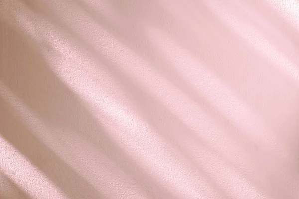 光と影のピンクのパステル抽象的な背景 コンクリート壁のテクスチャ上の自然な葉の影と太陽の斜めの屈折 ウィンドウシャドウオーバーレイエフェクトの葉のモックアップ バナーグラフィックレイアウト — ストック写真
