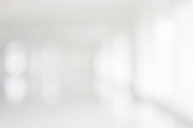 Modern beyaz ofis binasının boş koridoru ya da cam giriş kapısı olan hastane odası arka planı, parlak bir odada koridor, boş bir spa.