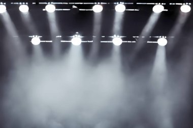 Sahne ışıkları spot ışıklarıyla aydınlatıldı. Sahne boş sahne, ışık ve duman