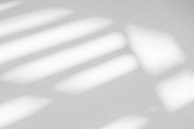 Pencerenin beyaz duvarında gri gölge ve ışık bulanık arkaplan. Oda arka planında koyu gri gölgeler, monokrom, arka plan ve maket isteği için gölge örtüsü etkisi