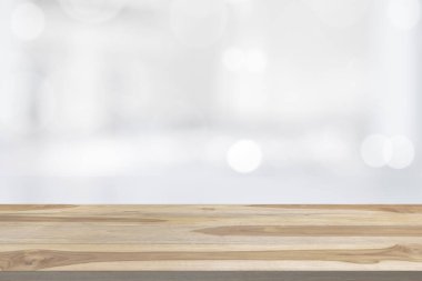 Ofis odasındaki cam duvardaki ahşap masa. Boş lüks ahşap masa üst rafı görüntü veya montaj ürünleri afişi arka gruplandırma taklit