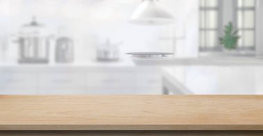 Boş ahşap masa üstü ya da tezgah ve yemek şablonu için bulanık mutfak arka planı montaj ürünlerini taklit edip görüntüleyin. Mutfak odası için ahşap masa tahtası gıda ürünleri için iç mekan bulanıklığı