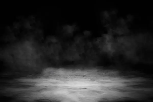 煙や霧がスポットライトの暗い部屋でコンクリートの床 アスファルトの夜の通り 黒の背景 黒と白 ストック写真