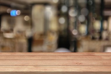 Boş ahşap masa üstü ya da Kafe ya da Restoran Bulanık Bokeh üzerinde tezgah. Odaklanmış şablon, montaj ürünlerini taklit ediyor. Ürünler için ahşap masa lambaları bulanık arka gruplama görüntüler