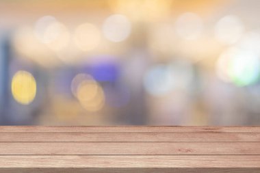 Boş ahşap masa üstü ya da Kafe ya da Restoran Bulanık Bokeh üzerinde tezgah. Odaklanmış şablon, montaj ürünlerini taklit ediyor. Ürünler için ahşap masa lambaları bulanık arka gruplama görüntüler