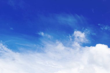 Büyük beyaz bulutlar. Kabarık beyaz bulutlu gökyüzü. Geniş mavi gökyüzü doğa arkaplanı, bulutlu, yatay