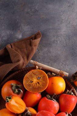 Olgun portakal meyvesi sepette