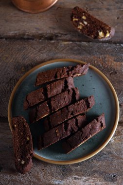 Çikolatalı kurabiye bisküvisi masada.
