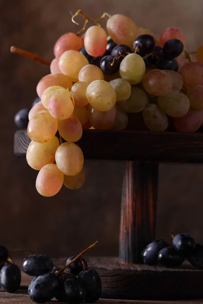 Rijpe Zoete Biologische Druiven Tafel — Stockfoto