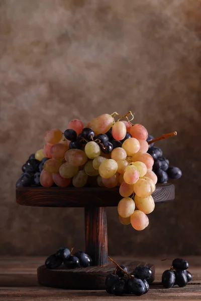 Спелый Сладкий Органический Виноград Столе — стоковое фото