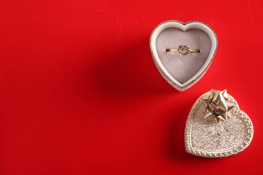 Altın mücevher, yüzük, bilezik ve kolyeler Sevgililer Günü hediyesi.