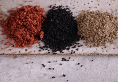 Yiyecek için egzotik renklerde tuz baharatları.