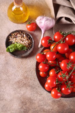 Tabakta domates olan yemek arkaplanı