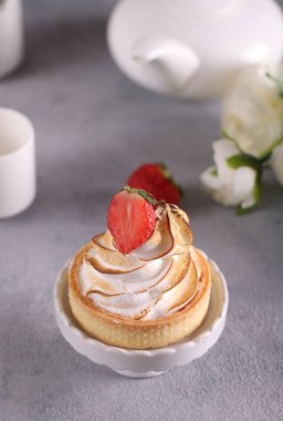 dessert tartlet with meringue and lemon cream