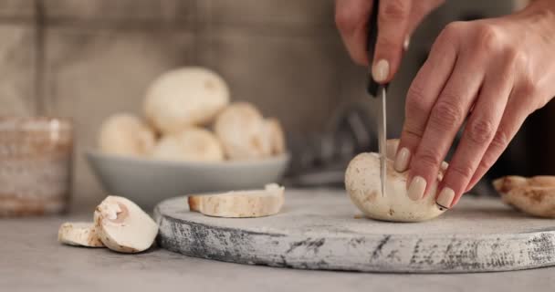 Fresh Champignon Mushrooms Cooking Cutting Board Vídeo De Stock