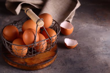 Sepet içinde taze organik yumurta