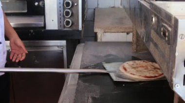 Pizza yapma süreci hamur ile çalışıyor