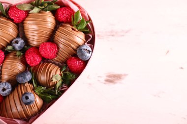 Çikolata kaplı çilek ikramı.