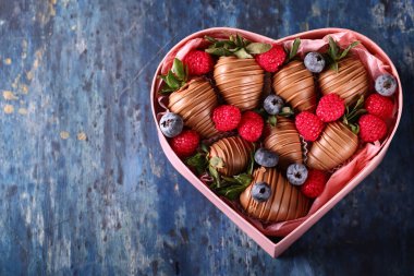 Çikolata kaplı çilek ikramı.