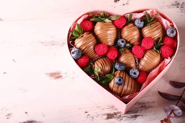 Çikolata Kaplı Çilek Ikramı — Stok fotoğraf
