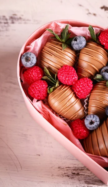 Dessert Behandelen Chocolade Bedekt Aardbeien — Stockfoto