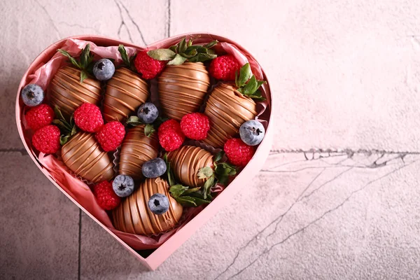 Çikolata Kaplı Çilek Ikramı — Stok fotoğraf