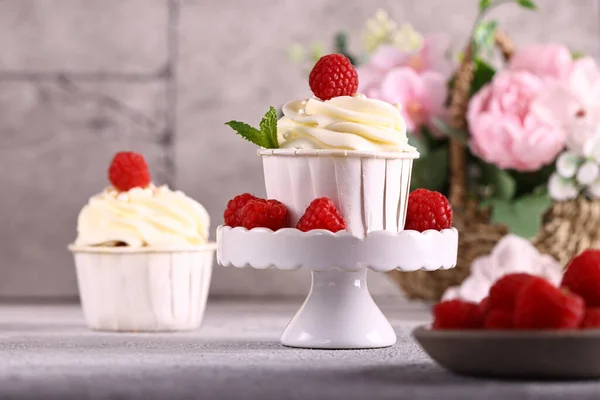 バニラクリームとフレッシュデザートカップケーキ — ストック写真