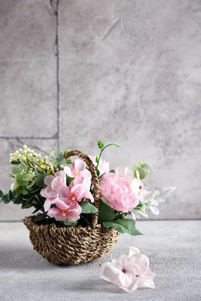 Букет Квітів Плетеному Кошику Декор — стокове фото