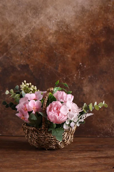 Μπουκέτο Λουλούδια Ένα Ψάθινο Καλάθι Διακόσμηση — Φωτογραφία Αρχείου