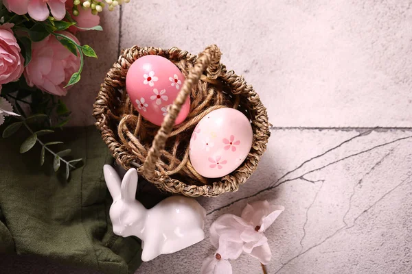 Wielkanoc Martwa Natura Wystrój Jajka Kwiaty — Zdjęcie stockowe