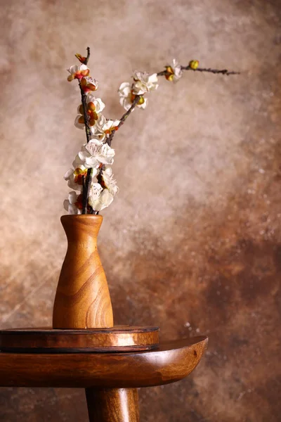 Kirschblütenzweig Einer Vase Auf Dem Tisch — Stockfoto