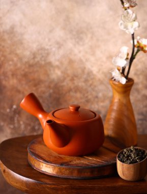 Japon çaydanlığıyla seramik çay seremonisi