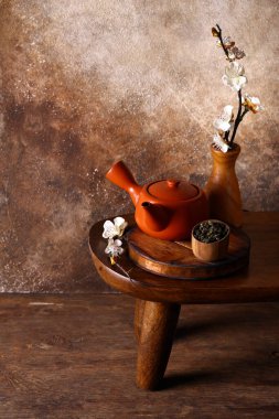 Japon çaydanlığıyla seramik çay seremonisi