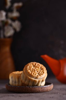 Ay çöreği geleneği bayramlarda ikram edilir.