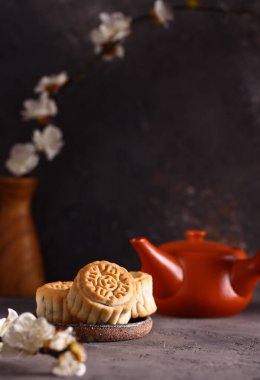 Ay çöreği geleneği bayramlarda ikram edilir.