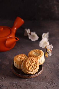 Ay çöreği geleneği bayramlarda ikram edilir.