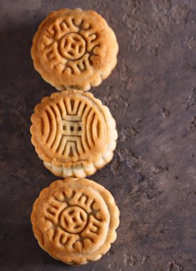 Ay çöreği geleneği bayramlarda ikram edilir.