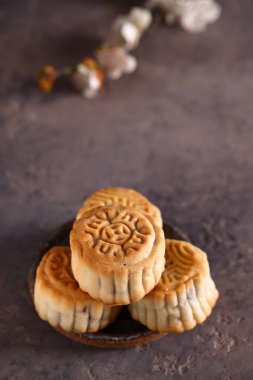 Ay çöreği geleneği bayramlarda ikram edilir.