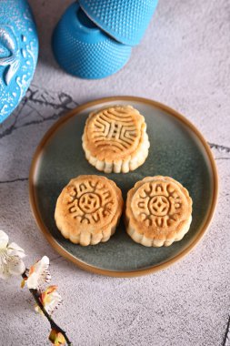 Ay çöreği geleneği bayramlarda ikram edilir.